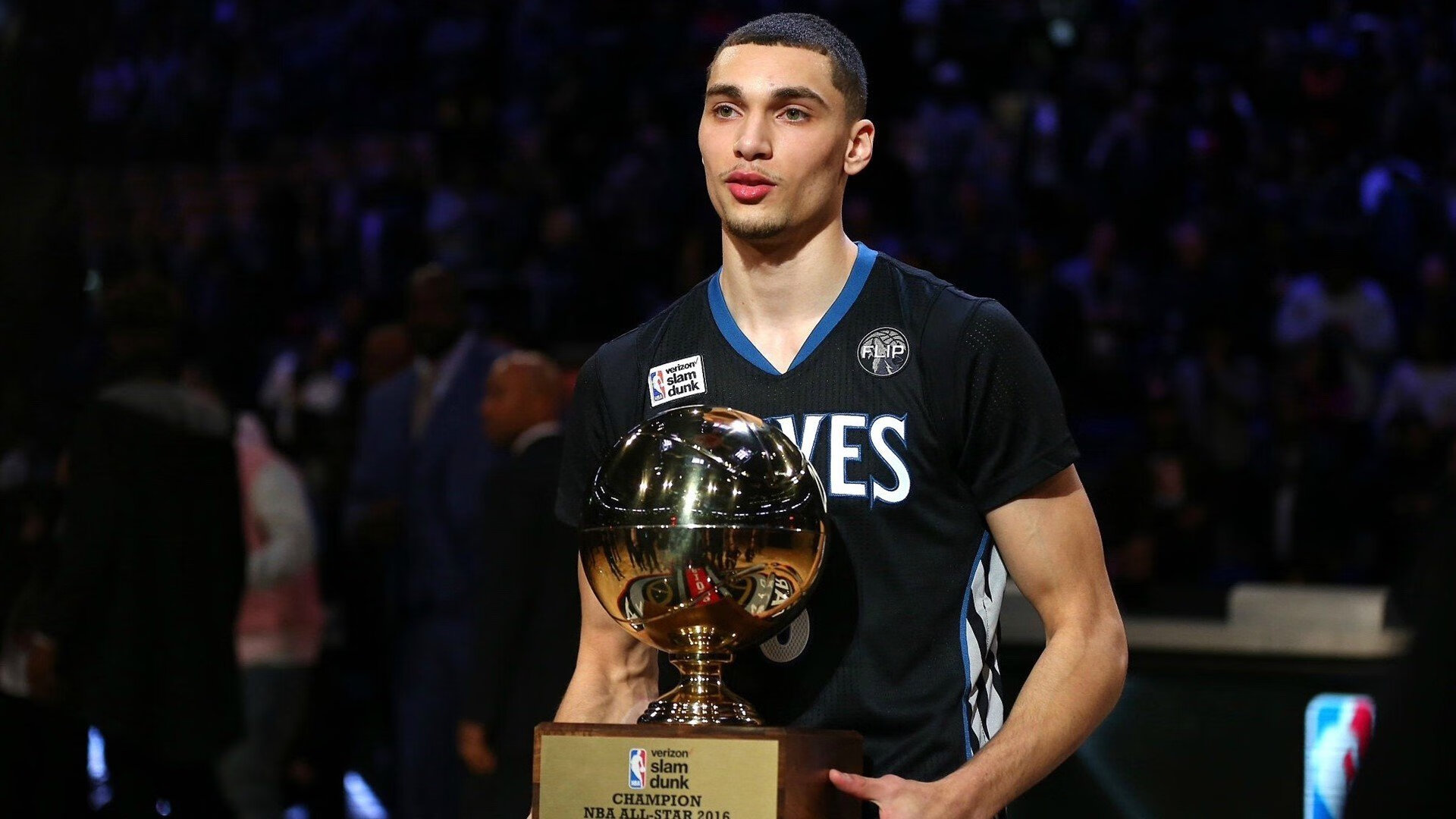 现场直击：球迷现场激情互动瞬间，足球球迷现场